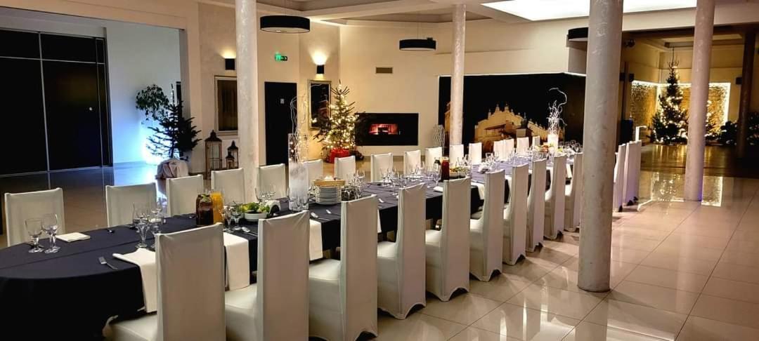 Restauracja Hotel Graal Targowisko Экстерьер фото