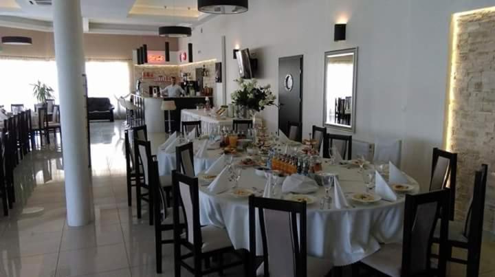 Restauracja Hotel Graal Targowisko Экстерьер фото